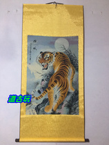 Weaving Jinxiu with painting axis Xiongfeng Su embroidery gold silk embroidery silk cloth framed Zhongtang painting Chinese painting on the mountain Tiger