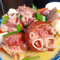 Hubei Enshi Tujia specialties Smoked pork hooves pork feet farmhouse homemade front leg meat Sichuan cured dried goods