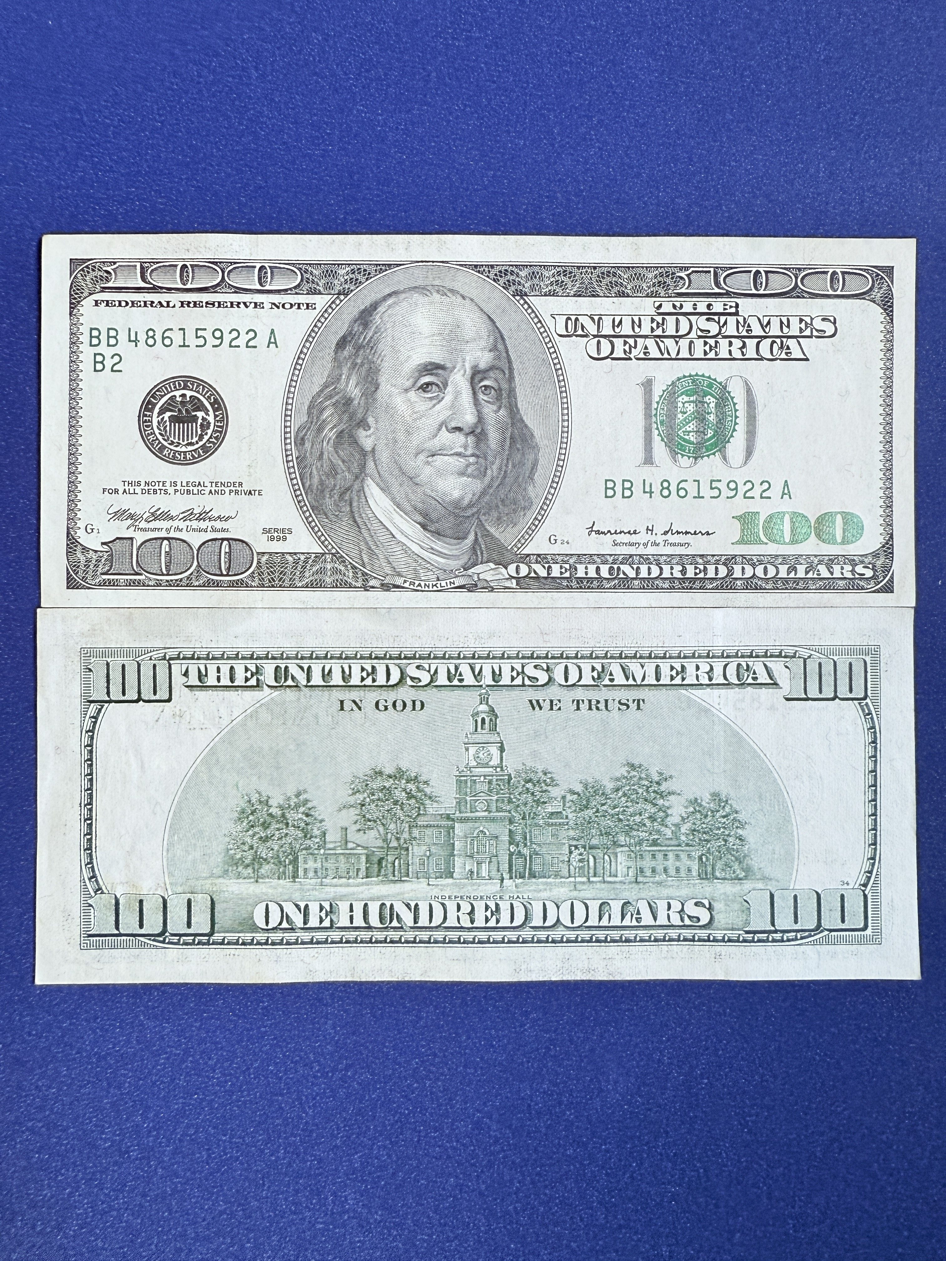 移民总局指出，3月1日，该名中国男子抵达金边国际机场后，拍摄了一张100美元钞票，并通过微信向他人声称这是申请柬埔寨签证的费用。随后，他又拍摄了一张20 美元钞票，并在护照查验区称其为“小费”，散播虚假信息。 新闻链接：https://cc-times.com/posts/27559, image size:3024x4032