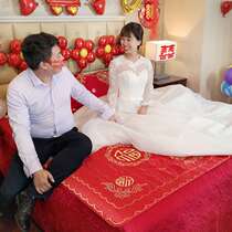 Sitting on the bed of the wedding room The bride is happy to be blessed on the bed of the wedding sitting on the cushion of the bed Press the bed happy to be blessed on the bed of the wedding room