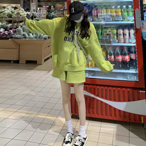 Casual set womens autumn 2021 new fashion age-reducing foreign style loose lazy wind sweater shorts two-piece set