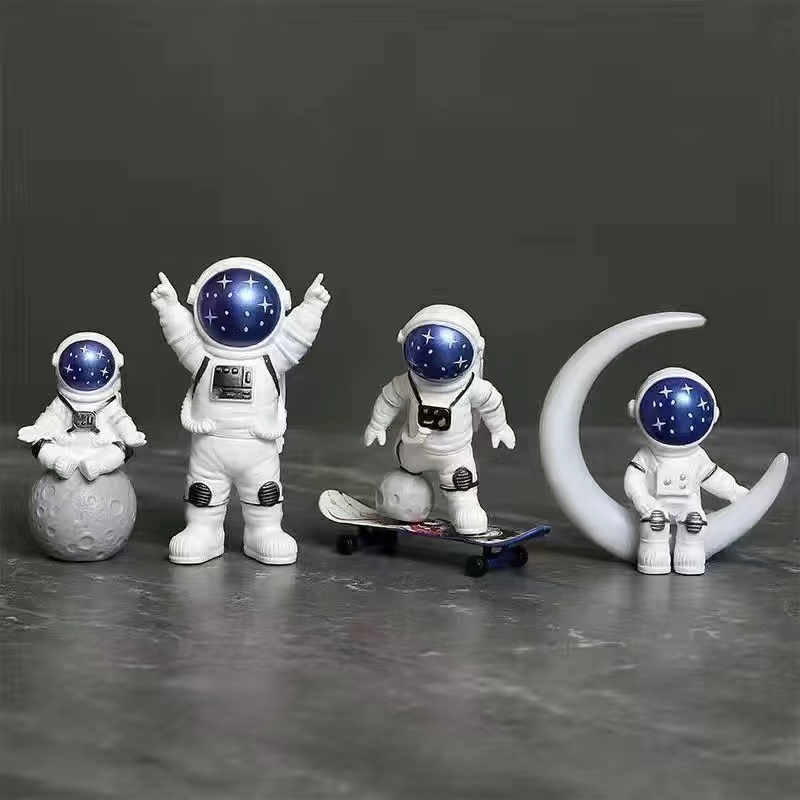 Astronaut small ornaments, astronaut model, hand made toys, creative birthday gifts, car mounted desktop home decorations