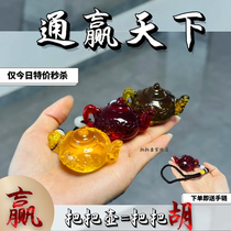 Put the beard Mahjong to win the card artifact and put the pot hand to the sandalwood play mobile phone hanging amber honey wax