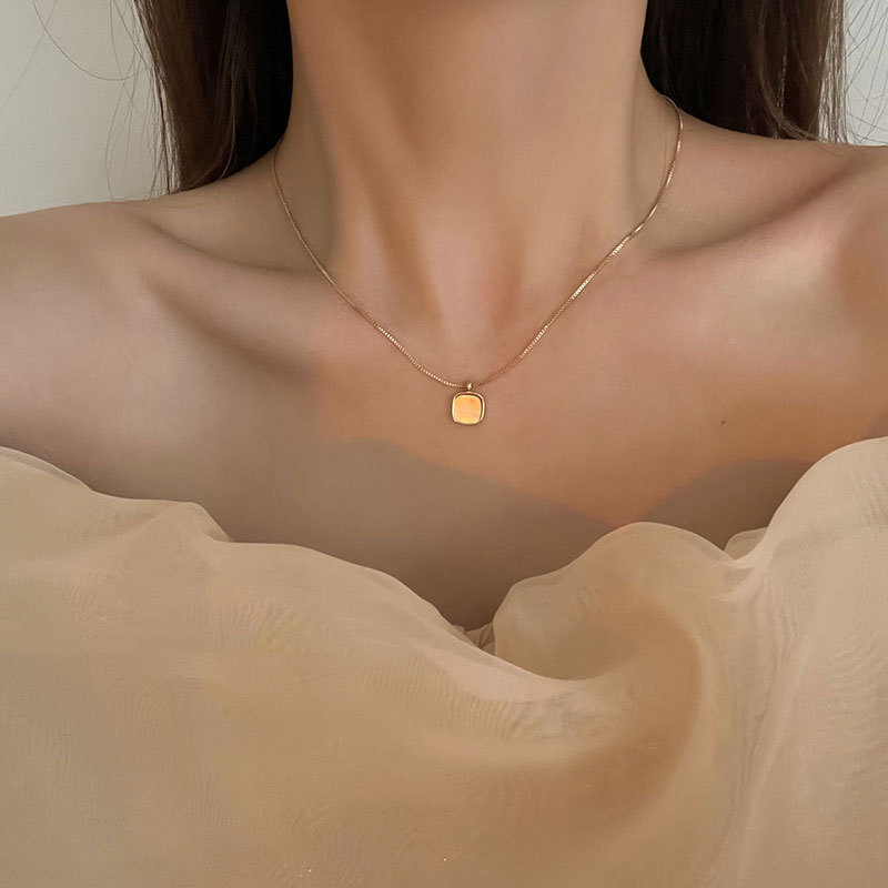 Light luxury and niche square shell necklace for women's summer design, versatile and minimalist collarbone chain insets, cool and stylish accessories
