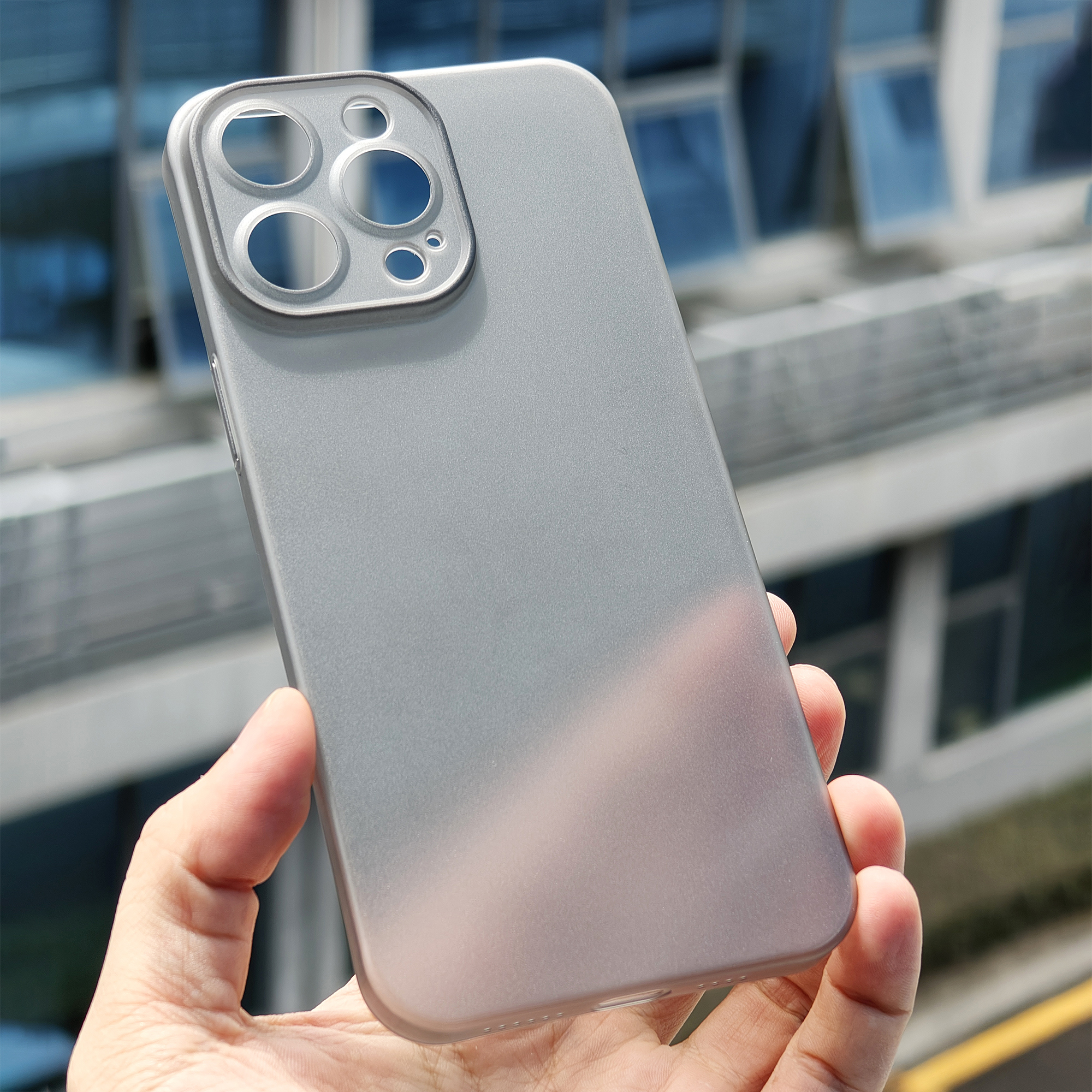 手机壳半年对于发黄？这个波「薄砂」科技真可以抗住。