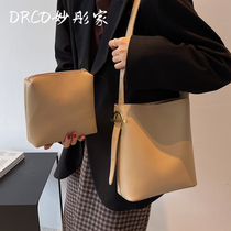 French DRCO leather Women bag 2021 new tote bag autumn and winter retro large capacity bag shoulder cross body bucket bag