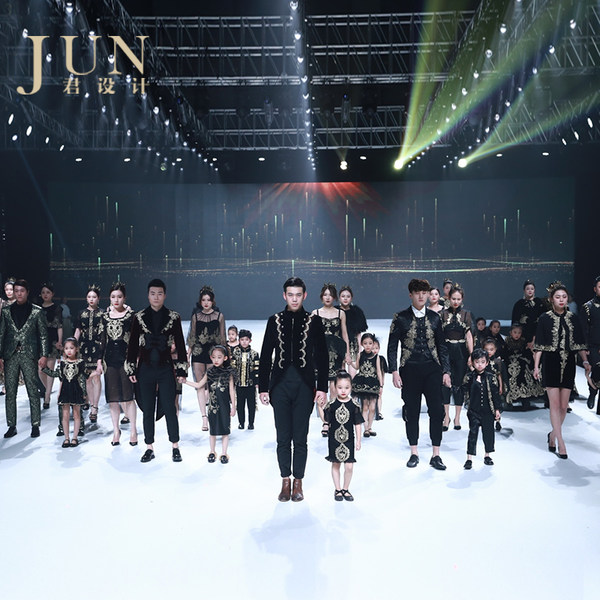 Июнь дизайн детской одежды Банкетная фото студия фотография тема одежда этап модель переходный мостик модное платье мать и дочь поздно платья