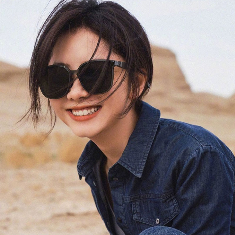 Sunglasses are popular on the internet for men and women, with a large sun shading face that appears thin and polarized. Driving with UV resistant sunglasses is a classic trend for women in Korea