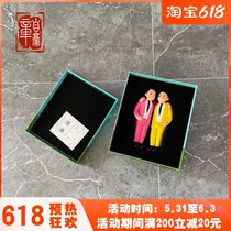 Joan Cornella Fwen Vinyl Figure works hand in hand for a broken leg paparazzi