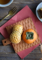 Good thing Persimmon hair peanut moon cake milk Yellow nut stuffing handmade snacks for self-use afternoon tea leisure Mid-Autumn Festival