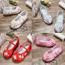 Childrens embroidered dance shoes ethnic style students non-slip performance shoes old Beijing cloth shoes beef tendons Hanfu shoes Spring and Autumn