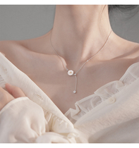 Carling Kiss small daisy necklace woman lock bone chain pure silver design sense pendant tide minimalist Joins light lavish