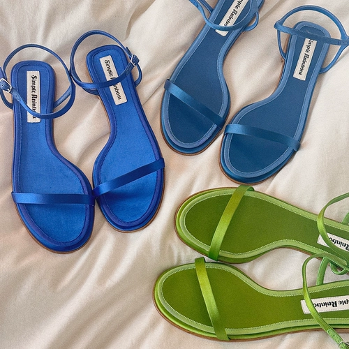 Простое радужное французское слово с плоскими атласными сандалиями